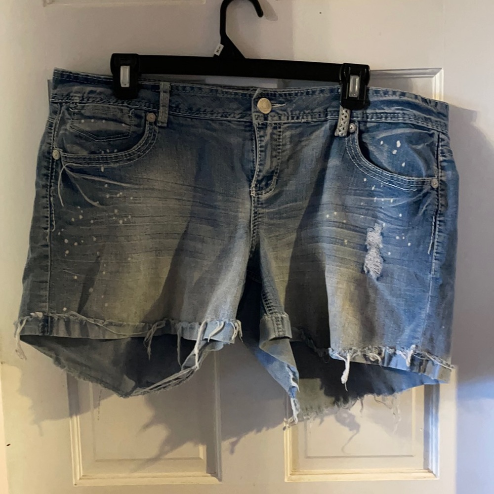 Amethyst Jean shorts size 20.